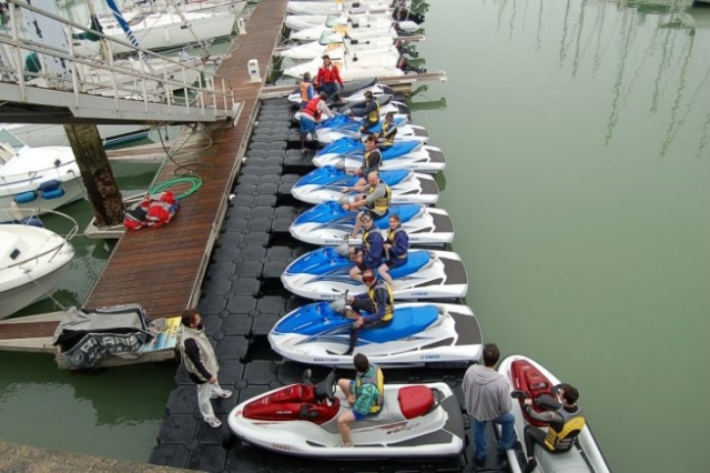  与 A Z Nautic Jet Ski 一起进行摩托艇徒步旅行 